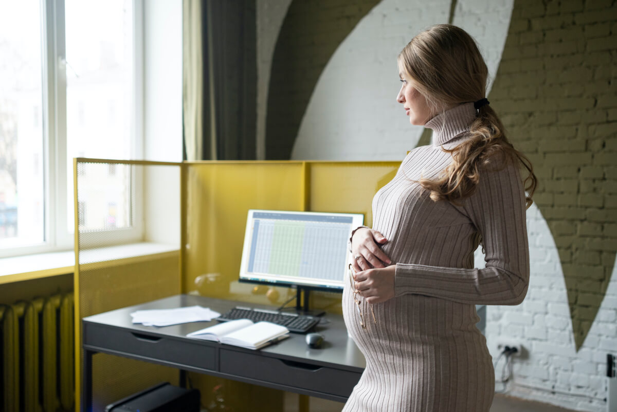 Praca na etacie i w firmie męża - świadczenia przysługujące kobiecie w ciąży