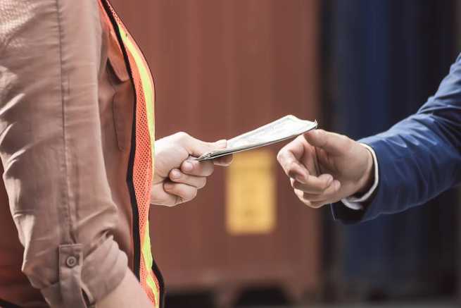 Kiedy należy się odprawa i jakie warunki trzeba spełnić, aby ją otrzymać?